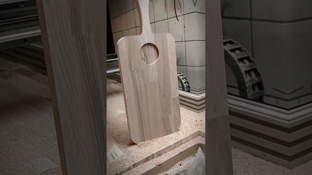 доска из ясеня для подачи блюд. #interiordesign #woodart #woodworking #woodworkingart #art #wood смотреть онлайн