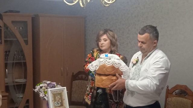 Мамка з татком, віночок з барвінку клони. Буковинські традиції. смотреть онлайн