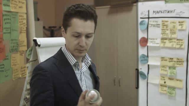 Видео 2. Подготовка клейкой стены к использованию: наносим клей смотреть онлайн