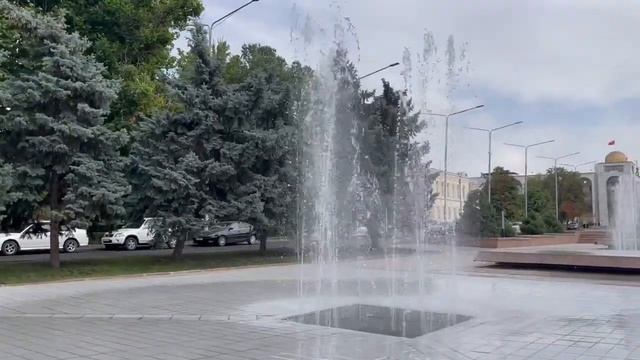 Исторический музей Кыргызской Республики украшают фонтаны смотреть онлайн
