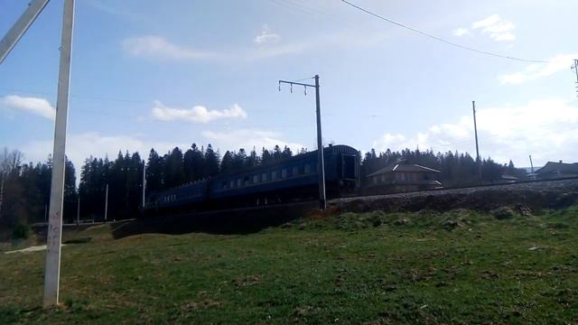 Электричка и гужевой транспорт.