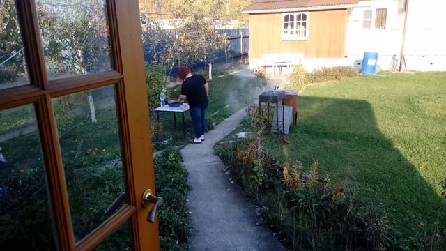 Мы паримся в бане а супруга готовит нам мясо))) смотреть онлайн