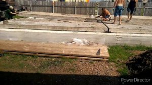 Укладка плит перекрытия на фундамент.