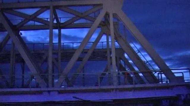 Романтическая прогулка закончилась трагедией - юноша получил сильнейший удар током смотреть онлайн