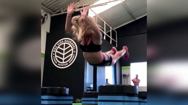 МОЩНЫЕ ТРЕНИРОВКИ от очень крутой девушки смотреть онлайн