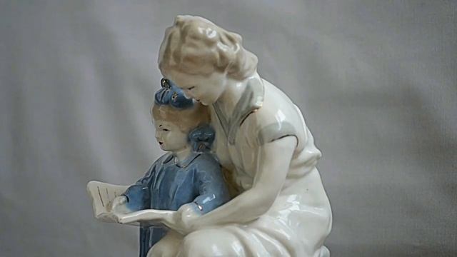 Фарфоровая статуэтка. Мама с дочкой читает книгу. ЗХК Полонне. смотреть онлайн