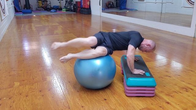 Swiss ball twists for Capoeira with Soquete. Develop Strength, stretch and mobility in Rotation. смотреть онлайн