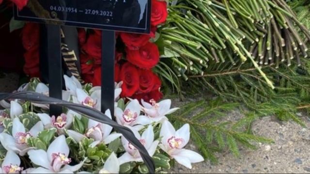 СКРЫЛИ ОТ НАС! ВОТ ЧТО ПОЛОЖИЛИ В МОГИЛУ БОРИСА МОИСЕЕВА ПЕРЕД ЗАКРЫТИЕМ КРЫШКИ смотреть онлайн