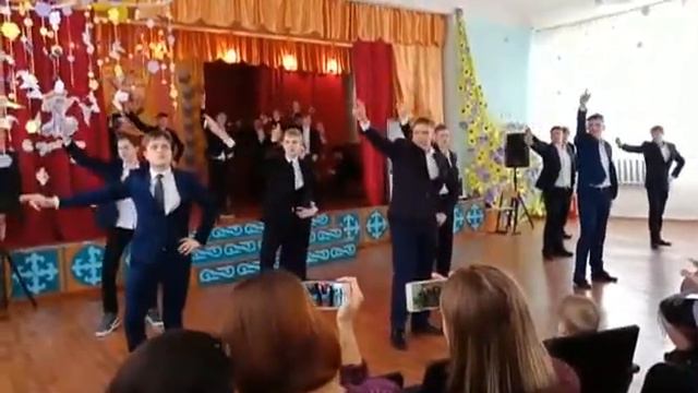 ФЛЕШМОБ мальчиков на 8 марта смотреть онлайн