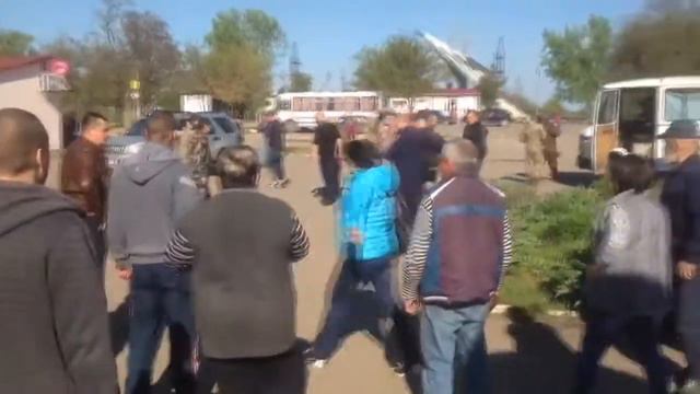 23 апреля,2014.пгт.Лиманское.Одесская обл.Одесситы подрались с «Азовом» из за Ленина смотреть онлайн