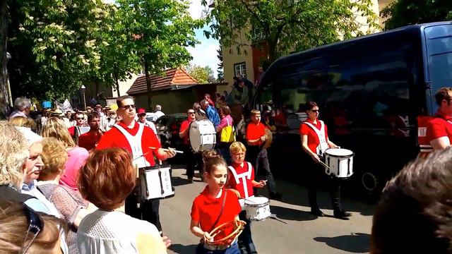 Аттракционы, детский луна парк, карнавал-маскарад-парад в Берлине смотреть онлайн