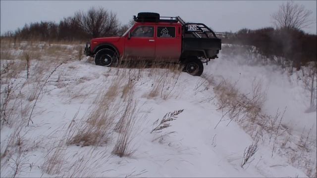 Уаз Патриот VS Нива Вис Шеви.Версус.OFF ROAD Уаз снег .Царь горы! смотреть онлайн