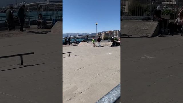 Скейт парк в Италии у моря. Skatepark in Italy. смотреть онлайн