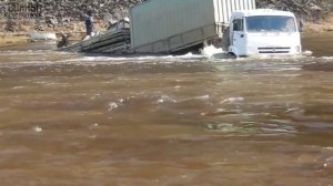 Два КАМАЗА поздно выходят из зимника.