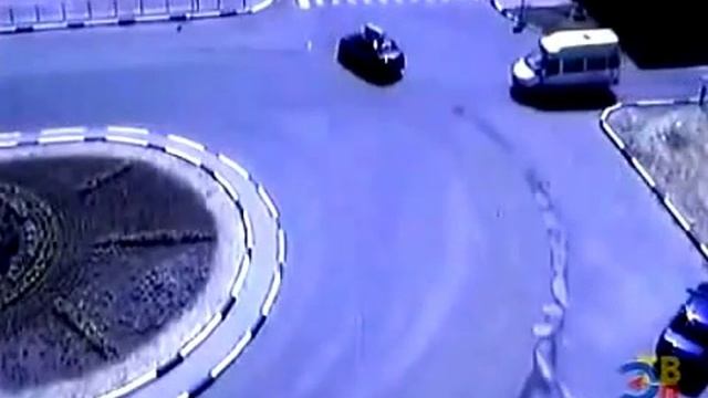 Такси ударило Хаммер и он перевернулся