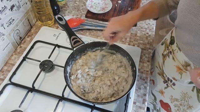 Жюльен в булочке с курицей и грибами смотреть онлайн