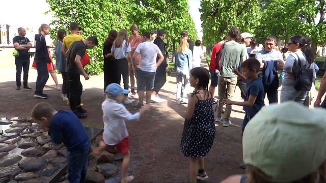 Один из фонтанов шутихи в Петергофе смотреть онлайн