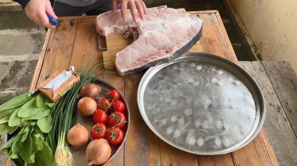 5 кг белуги, приготовленной на огне! Очень сочно и вкусно одновременно! смотреть онлайн