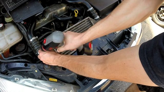 How to Remove the Intercooler - 2001 Ford Focus TDDI смотреть онлайн