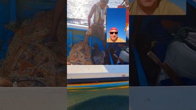 Встретили рыбаков в открытом океане