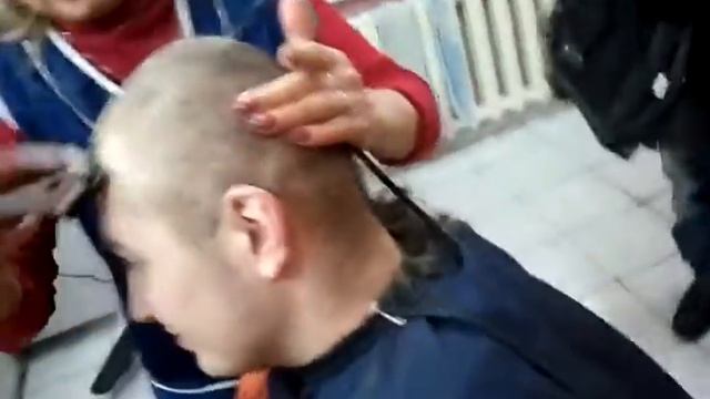 Зашел с волосами по проведовать,,, вышел ЛЫСЫМ!.mp4 смотреть онлайн