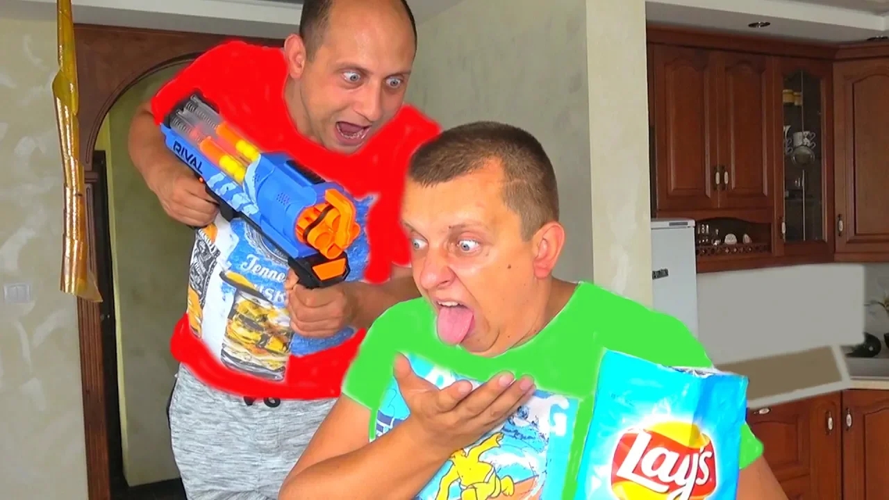 БРАТ ПОДСТАВИЛ БРАТА. ЧИПСЫ И НЕРФ БИТВА. НЕРФ БРОС ШОУ смотреть онлайн