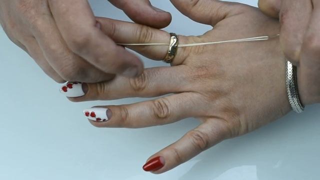 КАК СНЯТЬ КОЛЬЦО С ОТЁКШЕГО ПАЛЬЦА?/КАК СНЯТЬ КОЛЬЦО НИТКОЙ смотреть онлайн