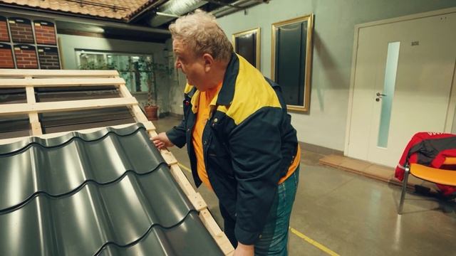 Узел карниза на кровле из металлочерепицы. Фрагмент фильма о монтаже металлочерепицы. УНИКМА. смотреть онлайн