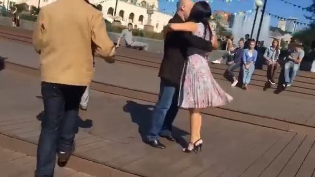 Данила Козловский танцует на набережной во Владивостоке смотреть онлайн