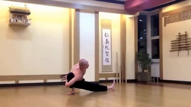 Дарума Тайсо. Комплекс переходов в широком приседе. смотреть онлайн