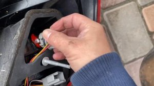 Ford Fiesta. Заміна лампи стоп-сигнала. Replacing the brake light bulb.