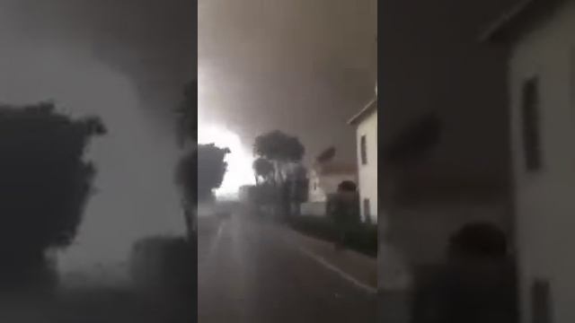 Tornado in northern Italy (Venezia) / Торнадо в северной Италии (Венеция) смотреть онлайн