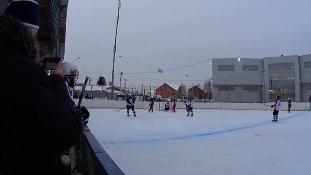 Хоккей Товарищеское дерби в Тучково на корте в ВМР смотреть онлайн