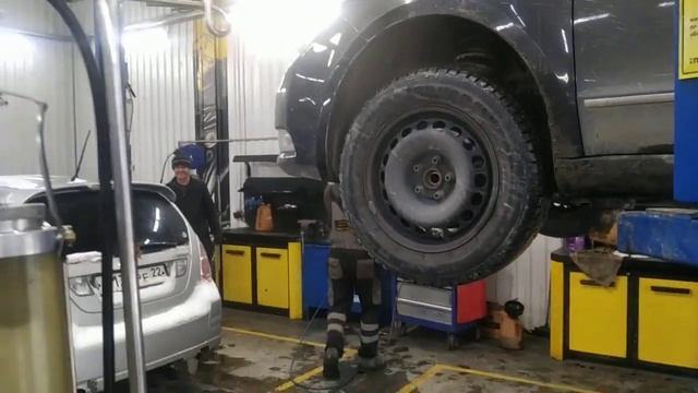 Огромный грузовой пневмат - открутили гайку ступицы на Супербе смотреть онлайн