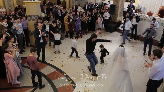 ЗАЖИГАТЕЛЬНЫЙ ТАНЕЦ ЖЕНИХА И НЕВЕСТЫ В МАХАЧКАЛЕ - Дагестанская свадьба - Лезгинка - Танцоры смотреть онлайн