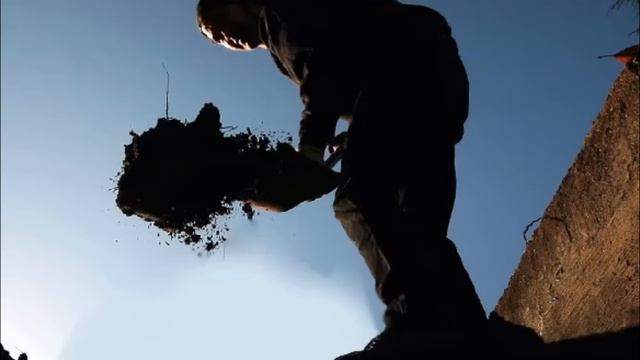 Охотники хотели закопать егеря живьём, но услышали за спиной звериные рыки и остолбенели... смотреть онлайн