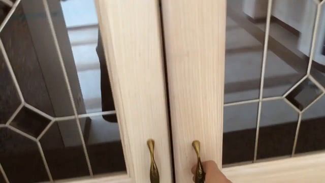 Столешница из кварца . Фасад дерево Ясень выбелленный . Кухни под заказ . смотреть онлайн