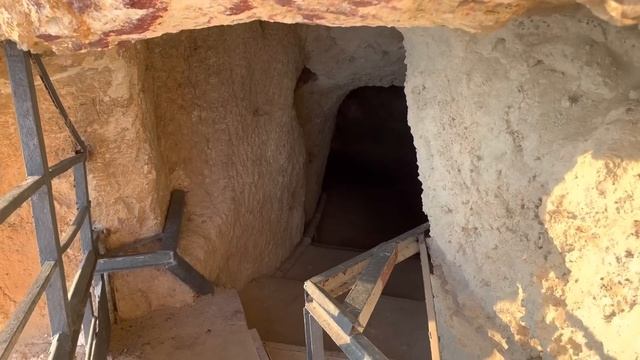 Самый ОПАСНЫЙ и КРАСИВЫЙ пляж в СЕВАСТОПОЛЕ ! Пляж АВТОБАТ ШОКИРУЕТ своим ВИДОМ! Отдых 2022 смотреть онлайн