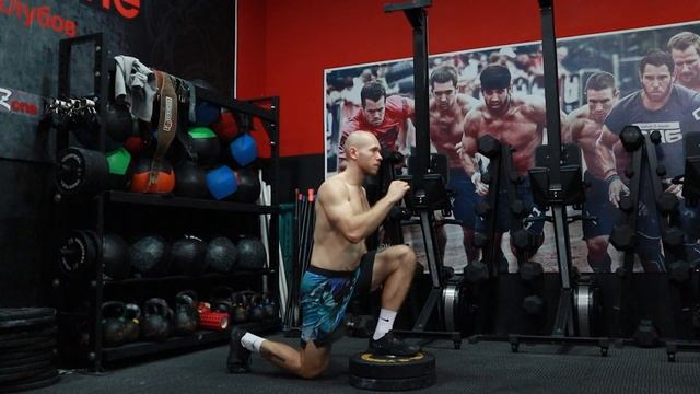 Выпад назад с дефицитом + подъём колена | Демонстрация смотреть онлайн