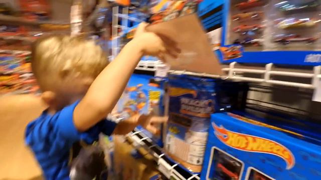VLOG Nicolas Disney Store Adventure with Disney Toys Toys R US Cars Super Heroes смотреть онлайн