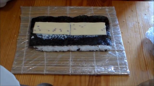 Калифорнийский ролл с кунжутом, огурцом и лососем. Простой рецепт дома. смотреть онлайн