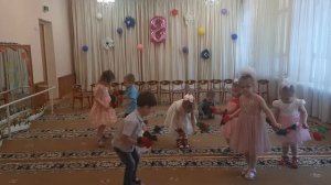 Танец с цветами. Первая младшая группа