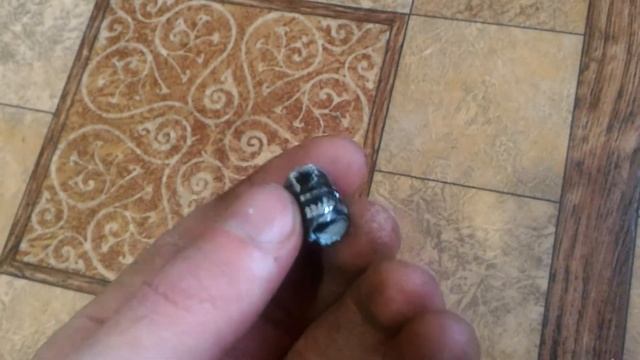 как снять алюминевые колпачки с колеса