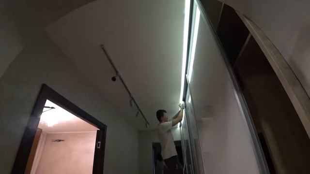 Монтаж натяжного потолка с подсветкой к встроенному шкафу в коридор.Красноярск. смотреть онлайн