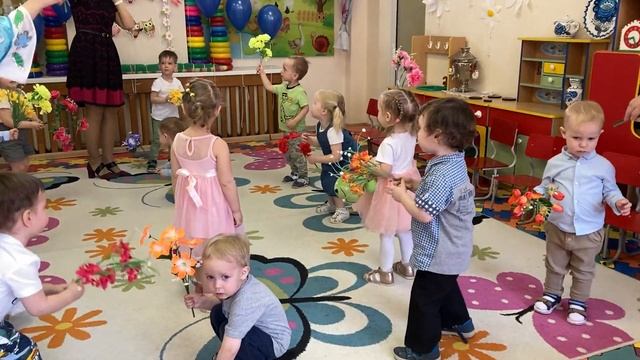Танец "Как цветочки хороши!" (Ю. Селиверстова) Группа №2 "Птенчики" смотреть онлайн