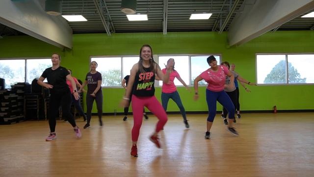 Blame it on the Boogie - Jackson 5 - Zumba® with Christie (Throwback/70s) смотреть онлайн