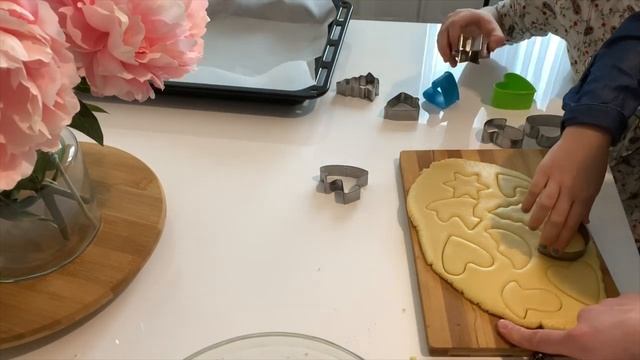 Выходной с детьми. Печём печенье смотреть онлайн