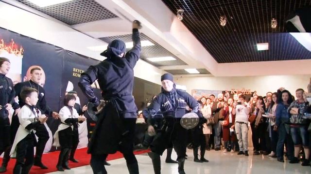 Супер крутая лезгинка в развлекательном центре! Шикарный танец. Мастер класс от профи. смотреть онлайн