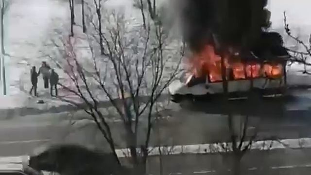 Автобус загорелся в Благовещенске смотреть онлайн