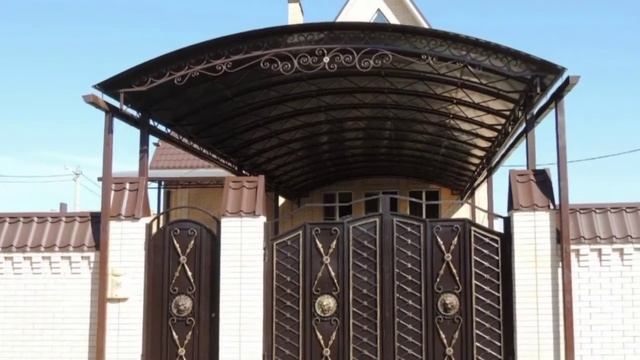 Навес из поликарбоната, металлопрофиля, ворота кованые. смотреть онлайн